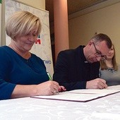 ▲	List intencyjny w sprawie przyszłorocznych Dni Młodzieży podpisali Ilona Jaroszek i ks. Mariusz Wilk.
