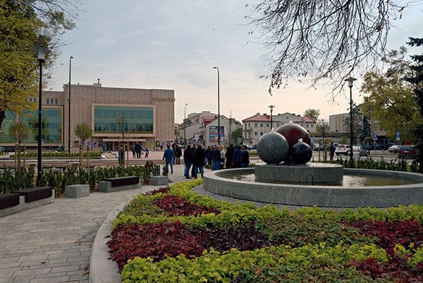 ►	Nowym punktem  jest fontanna.  Na drugim planie Teatr Powszechny im. Jana Kochanowskiego.