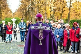 Kazanie podczas nabożeństwa na cmentarzu.