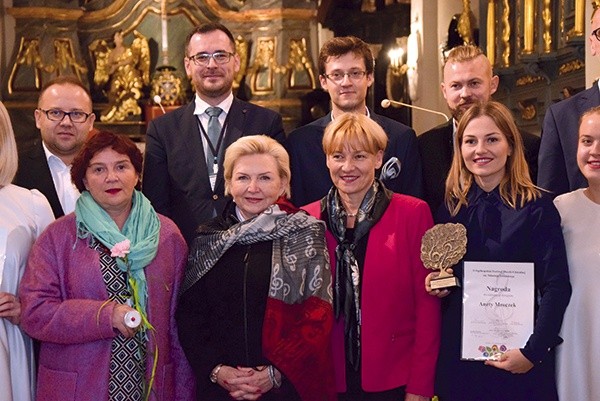 ▲	 Jury wraz z laureatką nagrody dla najlepszego dyrygenta.