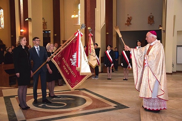 ▲	Biskup poświęcił nowy sztandar „Czwórki”. 