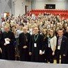 Pamiątkowe zdjęcie ojców synodalnych z uczestnikami „Synodu”.