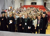 Pamiątkowe zdjęcie ojców synodalnych z uczestnikami „Synodu”.