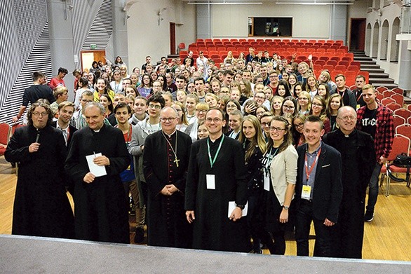 Pamiątkowe zdjęcie ojców synodalnych z uczestnikami „Synodu”.