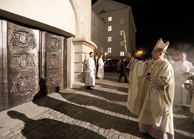 Nowe drzwi pobłogosławił  abp Wiktor Skworc. 