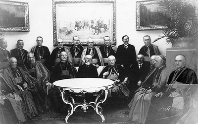 Zaprzysiężenie Konferencji Episkopatu Polski na wierność Rzeczypospolitej.  Arcybiskup Wałęga siedzi drugi od lewej.