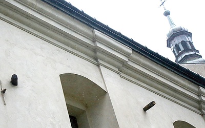 Pociski z I wojny światowej tkwiące w murach kościoła w Oleśnie.