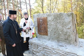 Poświęcenie głazu na szczycie kopca w Śnietnicy.