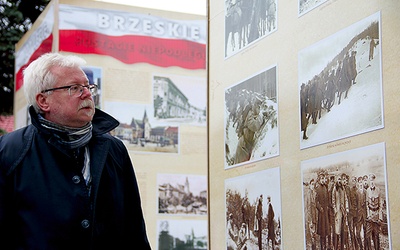 Jerzy Wyczesany jest autorem wystawy prezentowanej na brzeskim rynku.