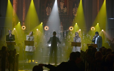 W koncercie wystąpili soliści znani dobrze z innych projektów muzycznych. Od lewej: Janusz Kruciński, Natalia Piotrowska, Zosia Nowakowska i Michał Gasz