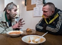 Bezdomni oprócz jedzenia potrzebują także miejsca do umycia się i odpoczynku