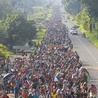 Tłum migrantów przechodzących przez Ciudad Hidalgo w Meksyku, 21.10.2018.