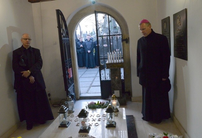 Modlitwa przy grobach radomskich biskupów