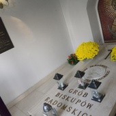 Modlitwa przy grobach radomskich biskupów