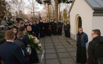 Radomscy klerycy spotkali się na rzymskokatolickim cmentarzu przy ul. Limanowskiego przy kaplicy, gdzie zostali pochowani biskupi Edward Materski i Stefan Siczek