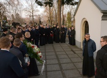 Radomscy klerycy spotkali się na rzymskokatolickim cmentarzu przy ul. Limanowskiego przy kaplicy, gdzie zostali pochowani biskupi Edward Materski i Stefan Siczek