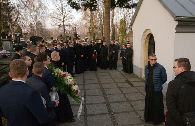 Radomscy klerycy spotkali się na rzymskokatolickim cmentarzu przy ul. Limanowskiego przy kaplicy, gdzie zostali pochowani biskupi Edward Materski i Stefan Siczek