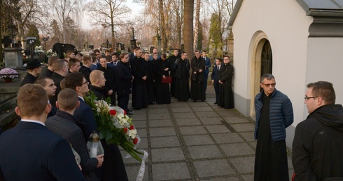 Radomscy klerycy spotkali się na rzymskokatolickim cmentarzu przy ul. Limanowskiego przy kaplicy, gdzie zostali pochowani biskupi Edward Materski i Stefan Siczek