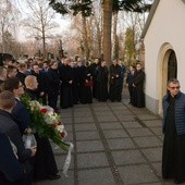 Radomscy klerycy spotkali się na rzymskokatolickim cmentarzu przy ul. Limanowskiego przy kaplicy, gdzie zostali pochowani biskupi Edward Materski i Stefan Siczek