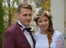 Wojciech i Agnieszka po zakończeniu ceremonii zaślubin