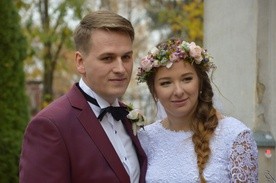 Wojciech i Agnieszka po zakończeniu ceremonii zaślubin