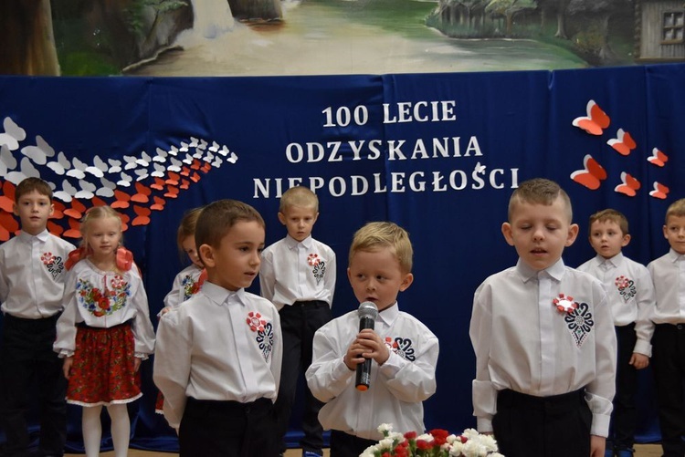 Szkoły o 11.11 zaśpiewały hymn Polski