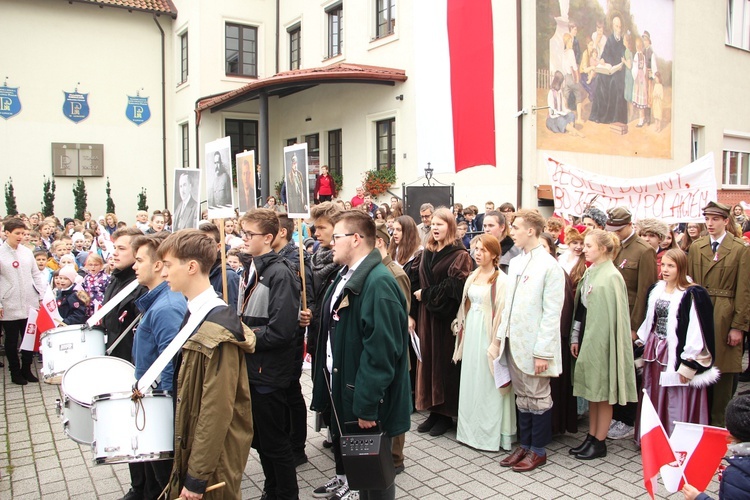 Marsz patriotyczny "Pijarskiej"