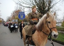 Koń na czele pochodu wzbudzał sensację u obserwatorów