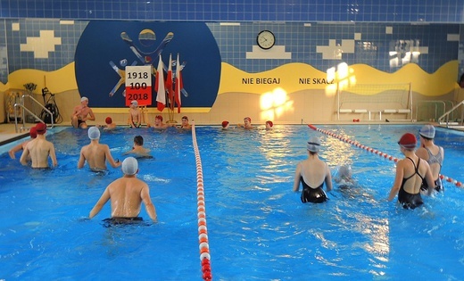 Uczniowie szkół ZCBM z Niepodległą na basenie