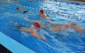 Uczniowie szkół ZCBM z Niepodległą na basenie