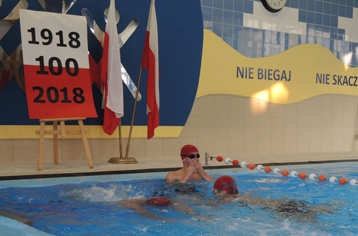 Uczniowie szkół ZCBM z Niepodległą na basenie