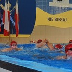 Uczniowie szkół ZCBM z Niepodległą na basenie