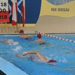 Uczniowie szkół ZCBM z Niepodległą na basenie