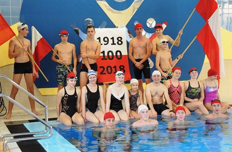 Ekipa pływacka ZCBM po swojej pływackiej akcji na cześć Niepodległej