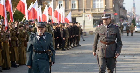 Przeglądu zaprzysiężonego wojska dokonuje marsz. Józef Piłsudski. Obok niego idzie kpt. Józef Marjański