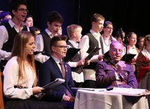 Ks. Piotr Woszczyk COr i młodzi zapraszają do wspólnego śpiewania