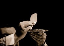 Eucharystia jest tajemnicą paschalną, która zdolna jest wpływać pozytywnie nie tylko na pojedynczych ochrzczonych