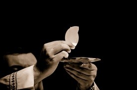 Eucharystia jest tajemnicą paschalną, która zdolna jest wpływać pozytywnie nie tylko na pojedynczych ochrzczonych