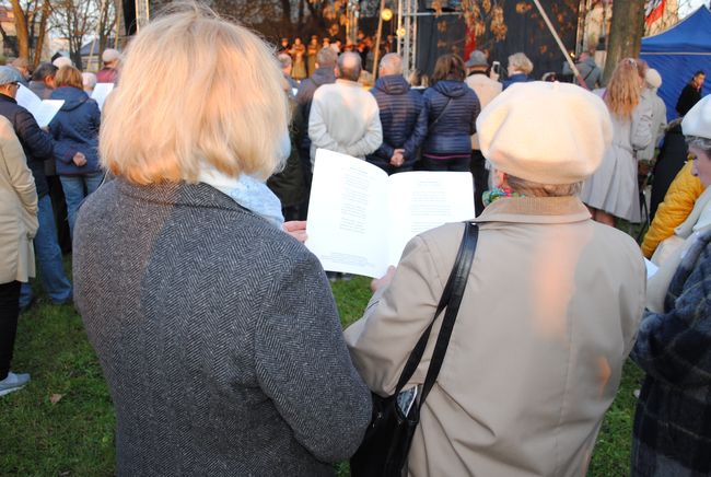 Patriotyczne śpiewanie w Stalowej Woli