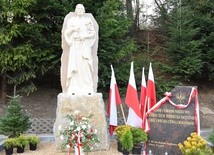 Figura św. Józefa i pamiątkowa tablica z okazji 100-lecia niepodległości