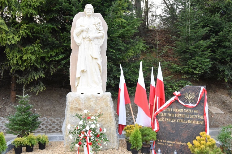 Figura św. Józefa i pamiątkowa tablica z okazji 100-lecia niepodległości