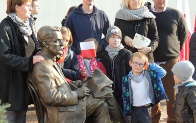 Pomnik w otoczeniu członków rodziny Antoniego Troczewskiego