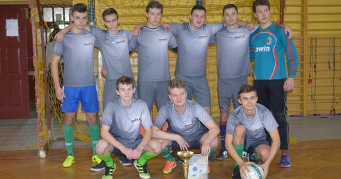 Zwycięzcy turnieju - reprezentacja parafii pw. Przemienienia Pańskiego w Międzyborowie