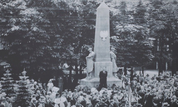 Pierwotnie pomnik Wolności usytuowany był przed dworcem PKP w Dziedzicach