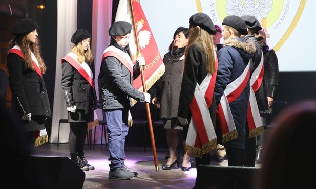 Uroczyste przekazanie sztandaru uczniom SP nr 4 im. Orła Białego