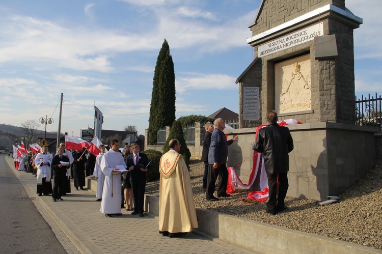 Odsłonięcie pomnika Niepodległości w Jodłowej