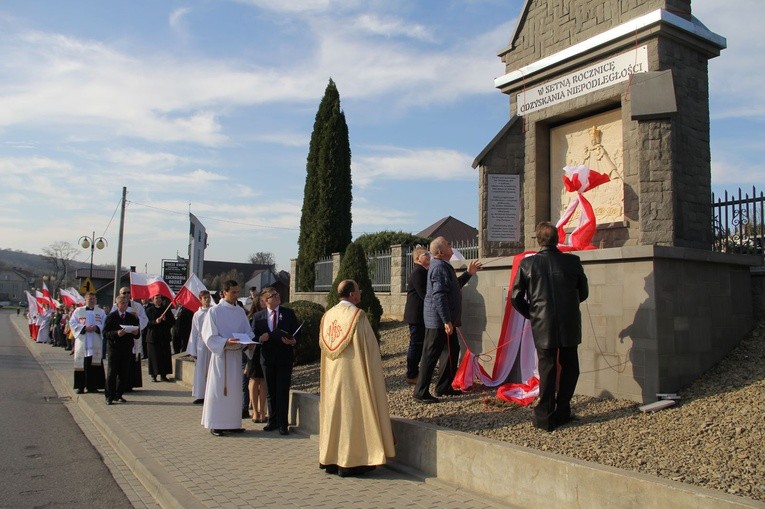 Odsłonięcie pomnika Niepodległości w Jodłowej