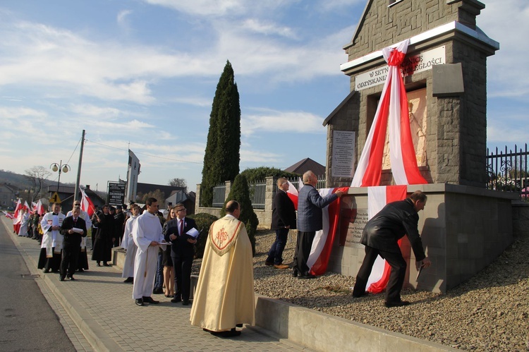 Odsłonięcie pomnika Niepodległości w Jodłowej