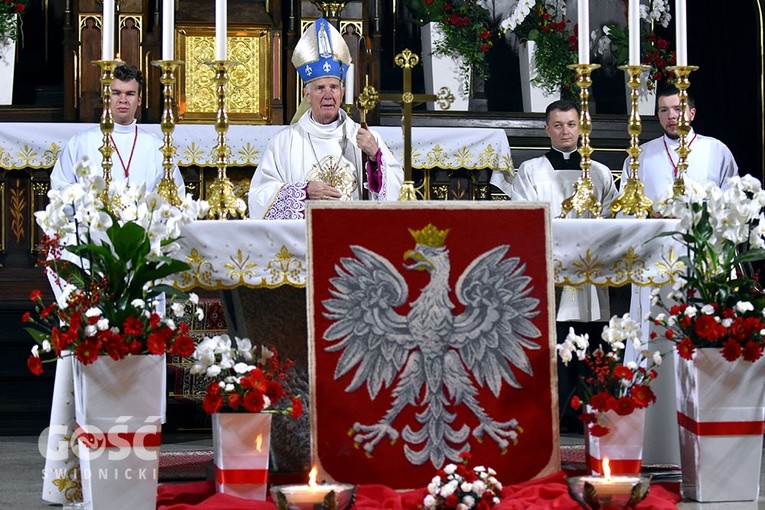 bp Ignacy Dec w strzegomskiej bazylice podczas Mszy św. za ojczyznę