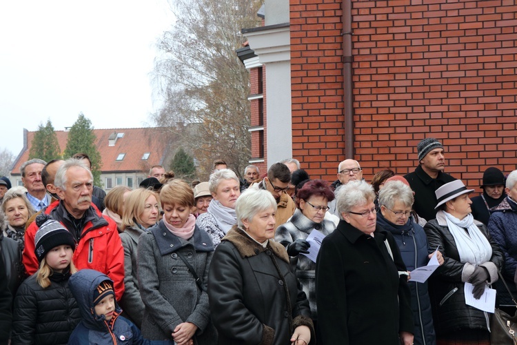 Uroczystość pobłogosławienia obelisku oraz zasadzenie dębu upamiętniających 100. rocznicę niepodległości Polski w Kortowie